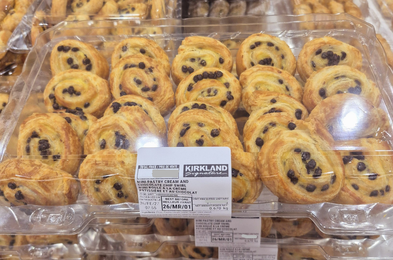 Mini Cream and Chocolate Chip Swirl Pastries - 1 x 735 Grams